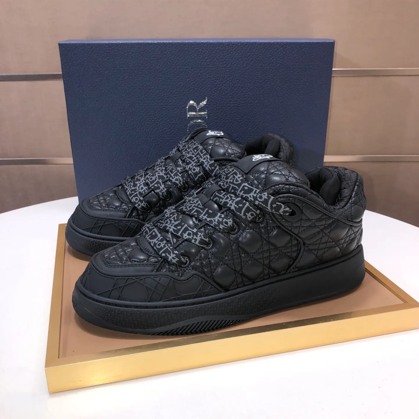 Ex-factory price: 800💶 (top original order) Brand: Dior (Dior) Standard code: Men's size 39-44 (45 customized) Grade: Same as the official website Material: Top original cowhide stitched together Original wear-resistant and lightweight outsole Style category: Fashionable casual shoes Distinguished luxury brand elements top luxury Color: Color of the actual picture